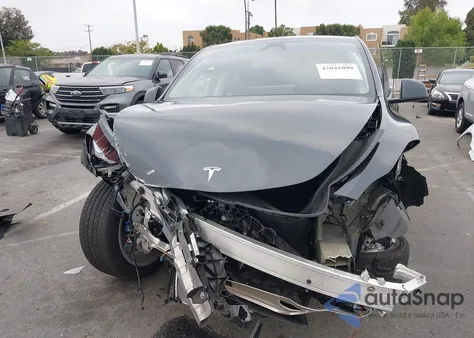 2024 Tesla Model Y Long Range Dual Motor All-Wheel Drive/Rwd z USA, uszkodzony, nr VIN 7SAYGDED5RF056311